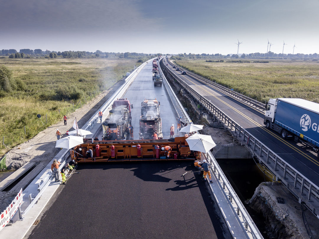 A20 Baustelle Triebsees Gussasphalt Hueneke Neubrandenburg GmbH DJI 0120