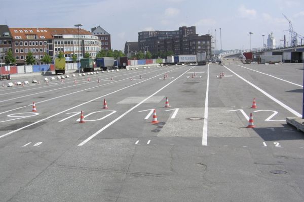 Markierung Duennschicht Parkdeck Schwedenkai 8